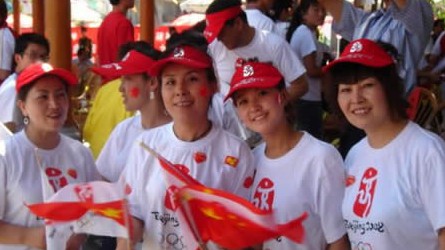 2008奧運火炬在蘭州傳遞，歐米茄中國區(qū)副總裁Carlos先生是第8號火炬手，蘭州巍雅斯員工啦啦隊為奧運加油