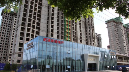 為家鄉(xiāng)臨洮的經(jīng)濟發(fā)展、城市建設增磚添瓦