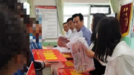  “99公益日-春蕾計劃她們想上學(xué)”募捐資金發(fā)放暨關(guān)愛活動儀式在辛店中學(xué)舉行