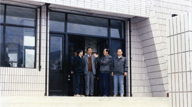  1992年9月30日，時任我省省長賈志杰、副省長李萍、定西地委書記張國維、臨洮縣副縣長魏家農(nóng)視察巍雅斯總部.